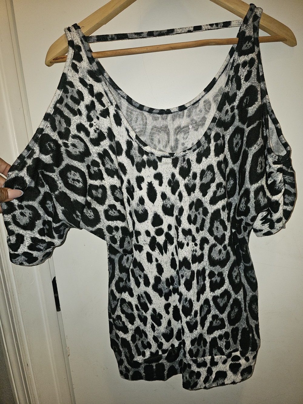 Y2K 2b Bebe Sequin Leopard Print Cold Shoulder Top Euc Sz LG